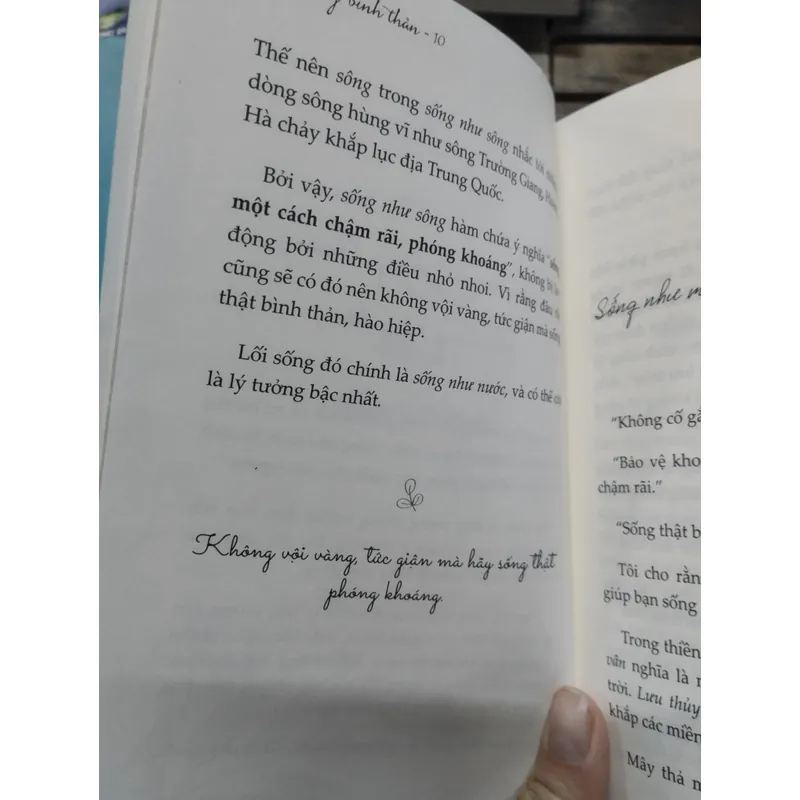 Như mây bình thản, như nước thong dong" của tác giả Akira Uenishi.  703714