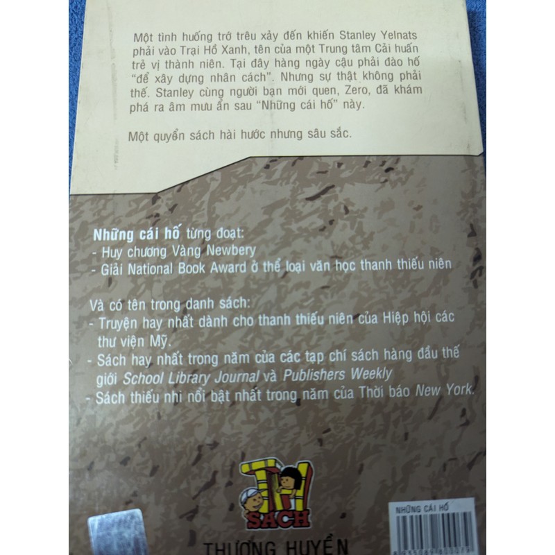 NHỮNG CÁI HỐ - LOUIS SACHAR 142846