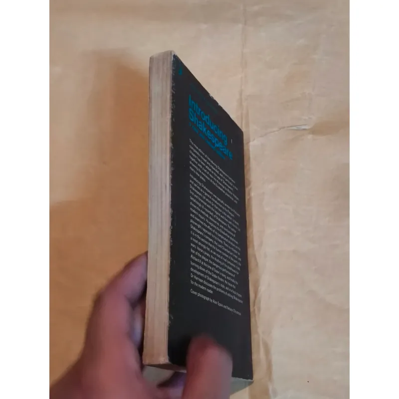 Introducing Shakespeare (Pelican) 1025163