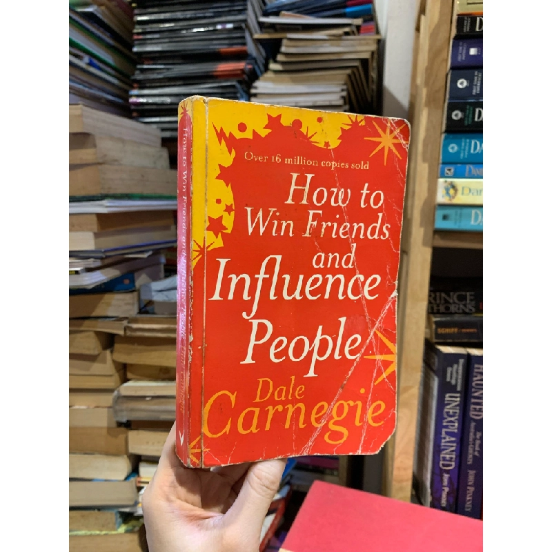 HOW TO WIN FRIENDS & INFLUENCE PEOPLE : THE ONLY BOOK YOU NEED TO LEAD YOU TO SUCCESS - Dale Carnegie 143467