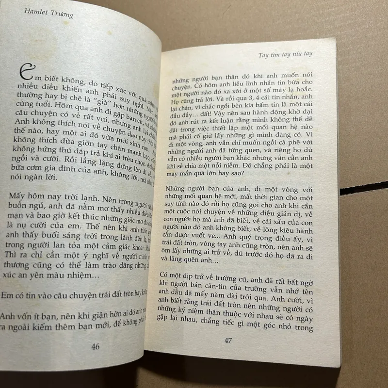 Tay tìm tay níu tay 570687