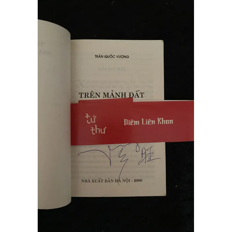 Trên mảnh đất ngàn năm Văn vật- Trần Quốc Vượng (chữ ký)  1005150