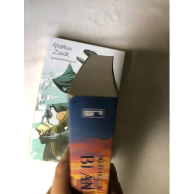 Sách của tác giả Markus Zusak: Người đưa tin bí ẩn & Kẻ trộm sách 926969