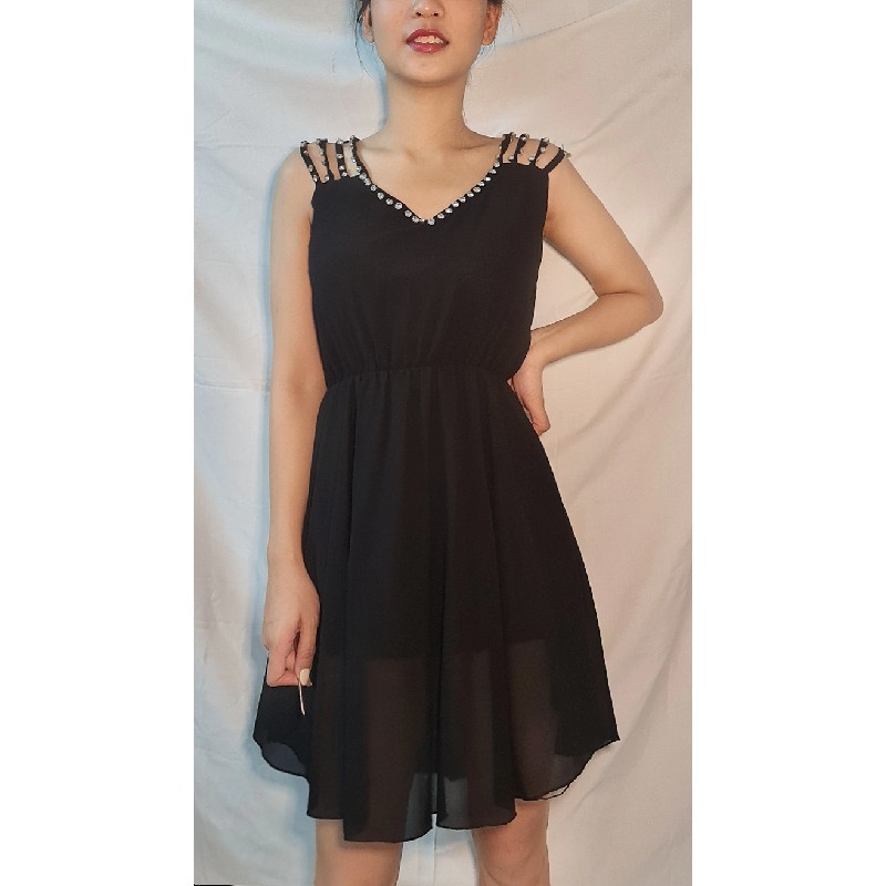 Đầm đen dạo phố đính hạt 144