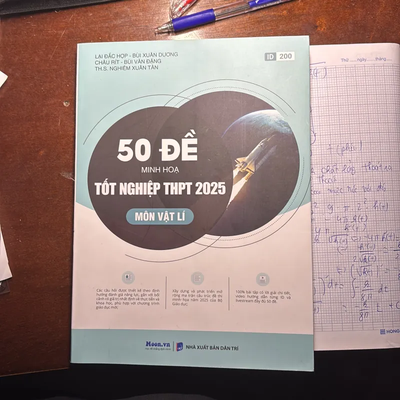 Sách 50 đề minh hoạ THPT môn lí ( Moon Book ) 925457