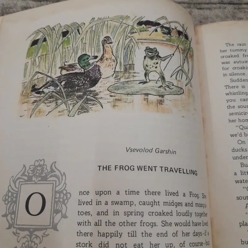 Cổ tích tiếng Anh. On Seashore Far A Green Oak Towers. A book of Tales 730858