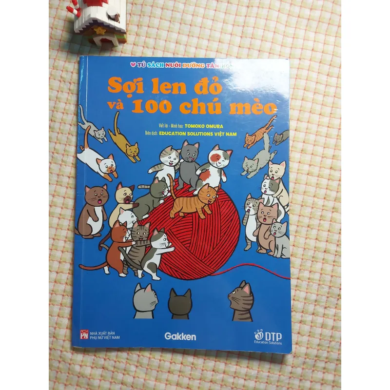 SỢI LEN ĐỎ VÀ 100 CHÚ MÈO - Tomoko Omura 782527