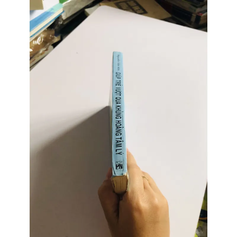 GIÚP TRẺ VƯỢT QUA KHỦNG HOẢNG TÂM LÝ  758108