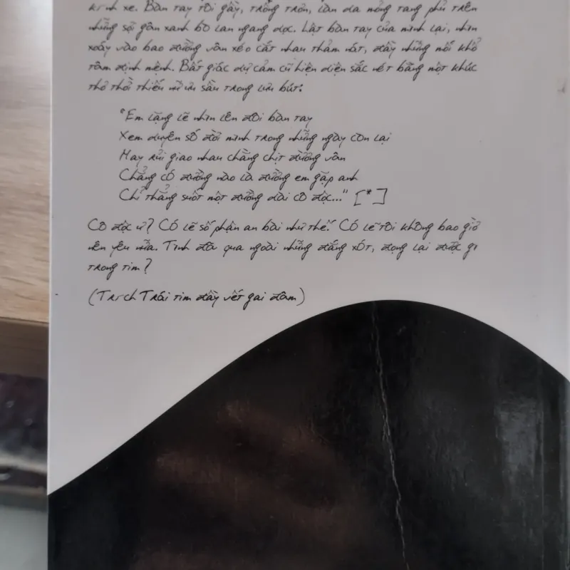 cuốn sách "Hồng Gai - Về Nhan Sắc, Danh Giá, Phù Phiếm".
Tác giả: Keng  961601