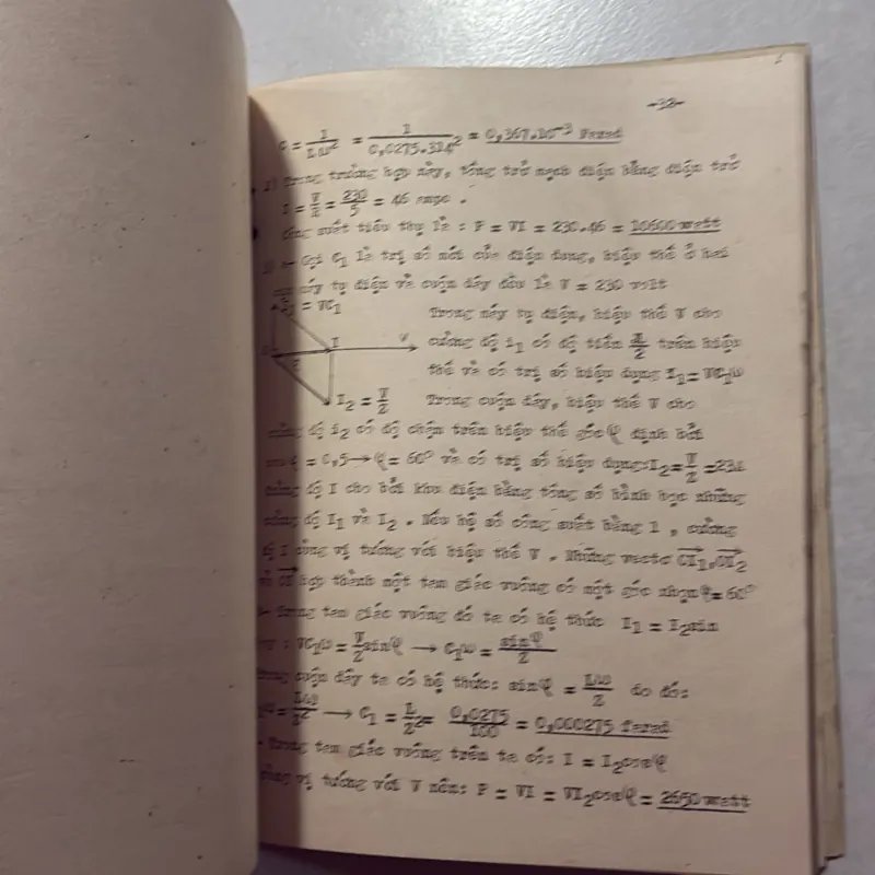 Luyện thi vào trung tâm kỹ thuật cao đẳng điện học: Phần Vật lý (1970) 745336