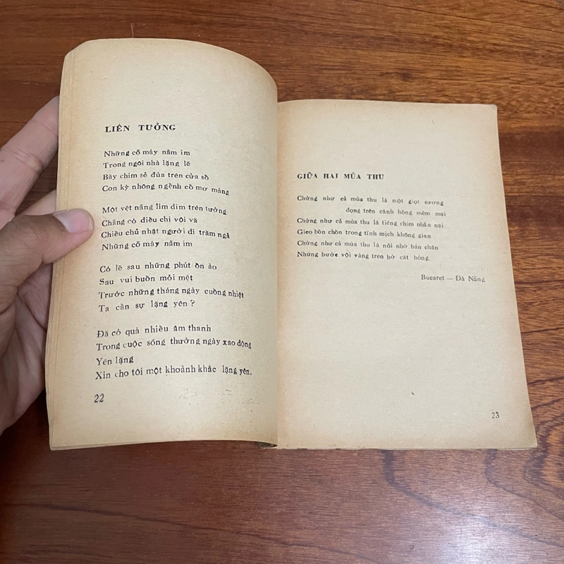 II Sách xưa: Thơ _ Giữa Hai Mùa Thu - Hoàng Trọng Dũng - 1987 493000