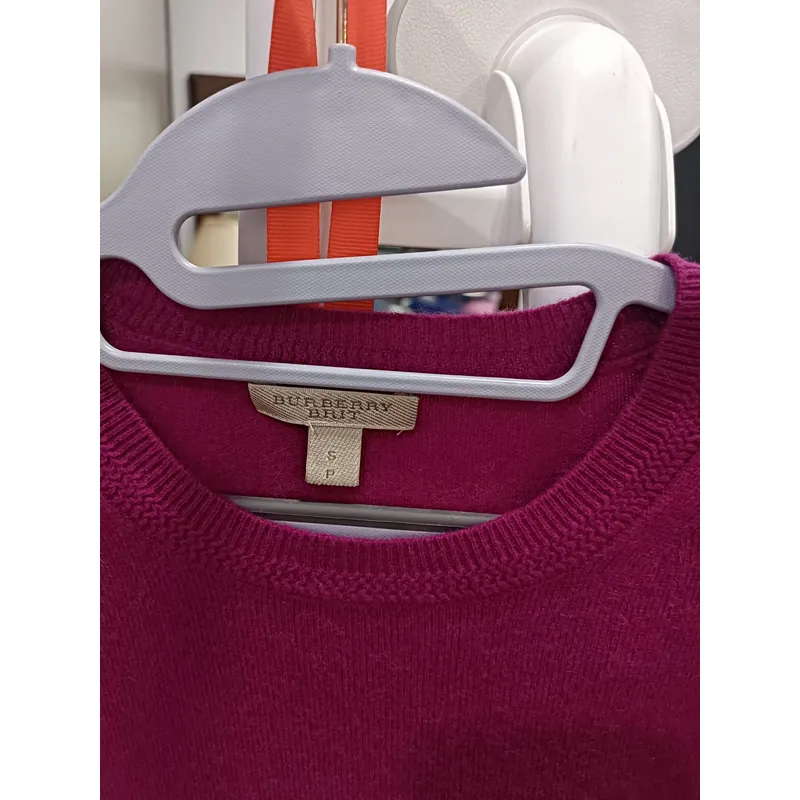 Áo len cổ tròn hãng Burberry, size S, màu hồng cánh sen, còn mới 95%. 681925