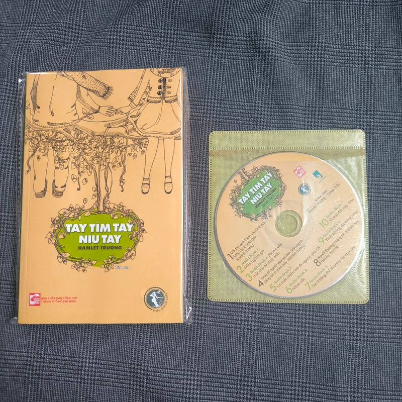 Tay Tìm Tay Níu Tay - Hamlet Trương (Tặng kèm CD) 550442