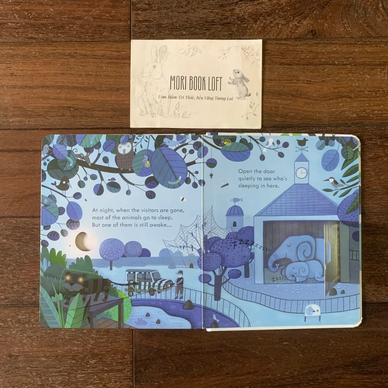 Sách ngoại văn Peep Inside The Zoo – M.ấ.t flap trang 5, Used 540736
