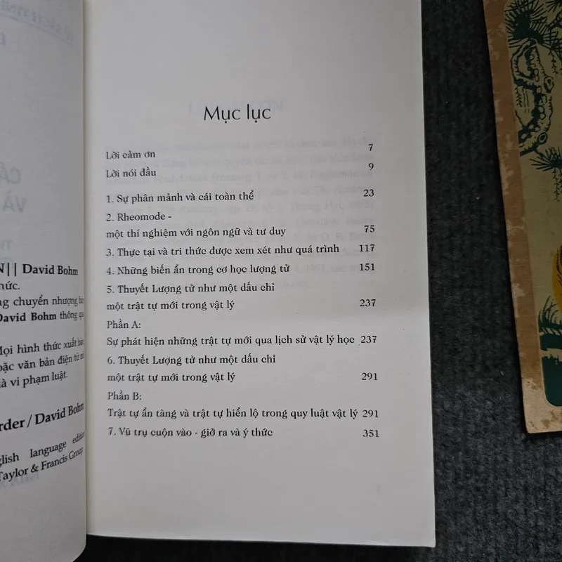 Cái toàn thể và trật tự ẩn 740517