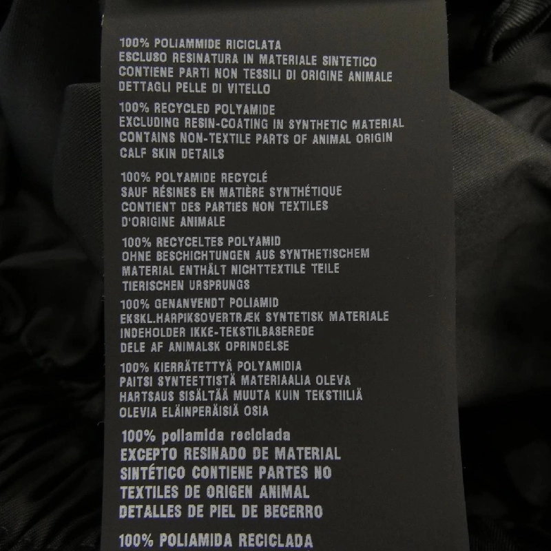 Quần short PRADA logo hình tam giác 22C757 S231 1WQ8 - Hàng hiệu Authentic 820497