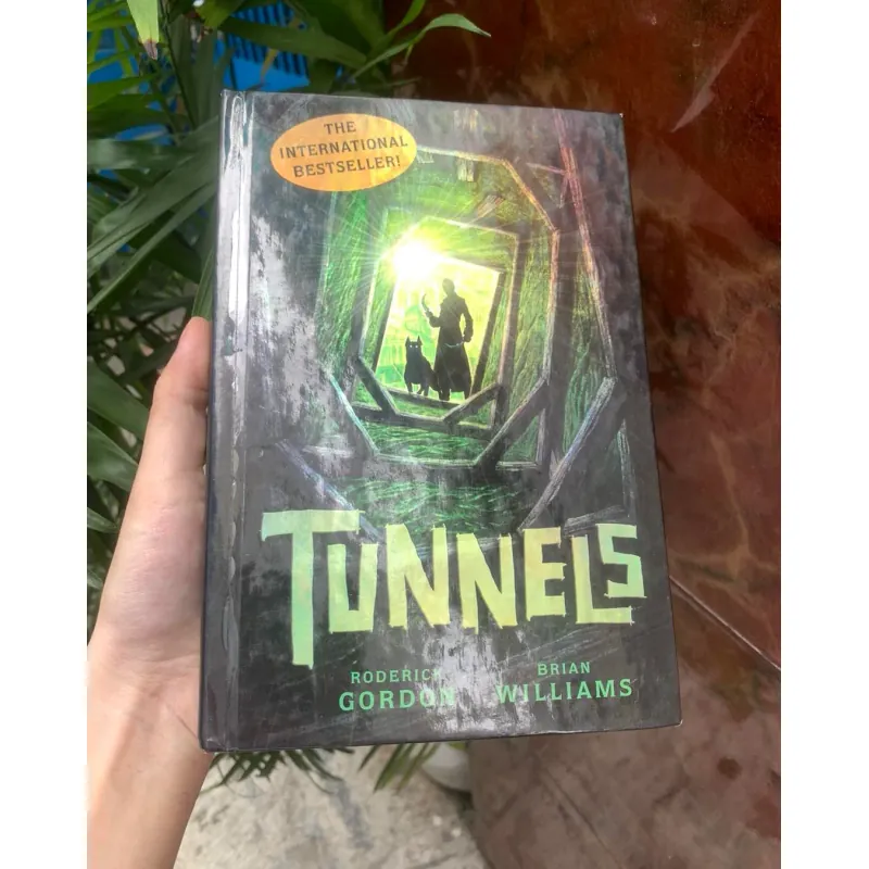 [Hardcover] Tunnels - Roderick Gordon,  Brian Williams 564109