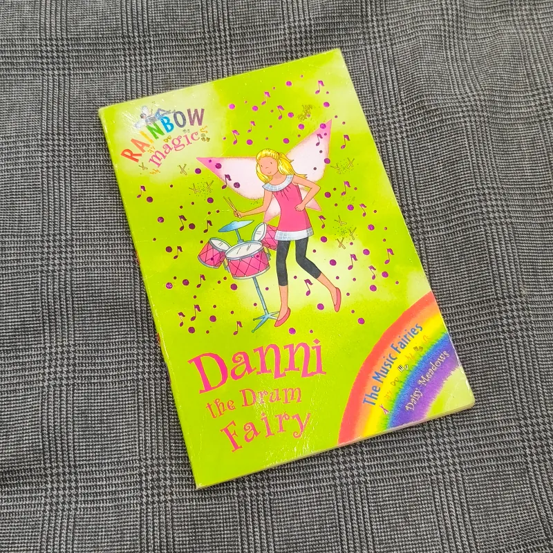 (Ngoại văn) Rainbow Magic - Book 67: Danni the Drum Fairy  1036338