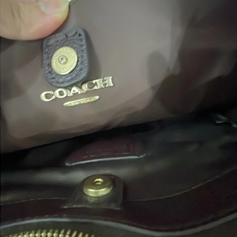 Túi Coach đỏ còn mới size trung bình 224602