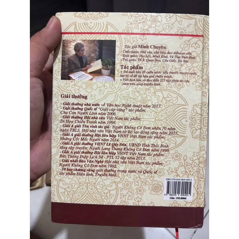 Sách du ký Ở hai phía chân trời  - bìa cứng  1010981