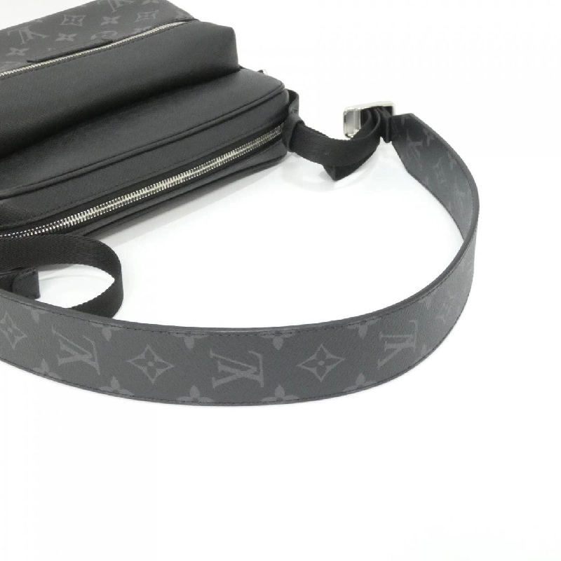 Túi đeo chéo Louis Vuitton Taiga Lama Outdoor Messenger PM M30233 - Hàng hiệu Chính hãng 803018