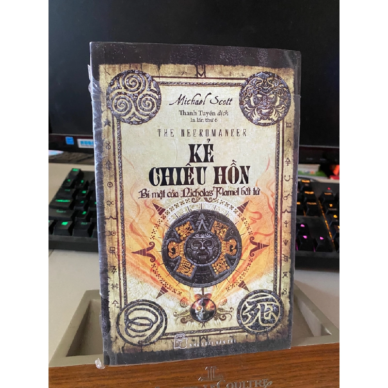 Kẻ chiêu hồn bí mật của Nicholasflamel bất tử -Sách lưu kho còn seal có ố ở đầu sách- Michael Scott [2001] SÁCH VĂN HỌC 443193