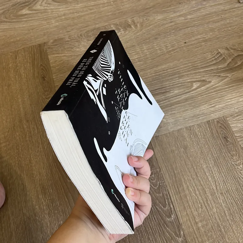 Thiên tài bên trái, kẻ điên bên phải - sách mới 99%  chính hãng 717643