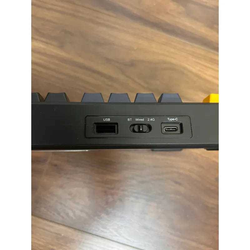 Phụ kiện sạc và bàn phím cơ kiểu dáng hiện đại, màu sắc đen vàng 721061