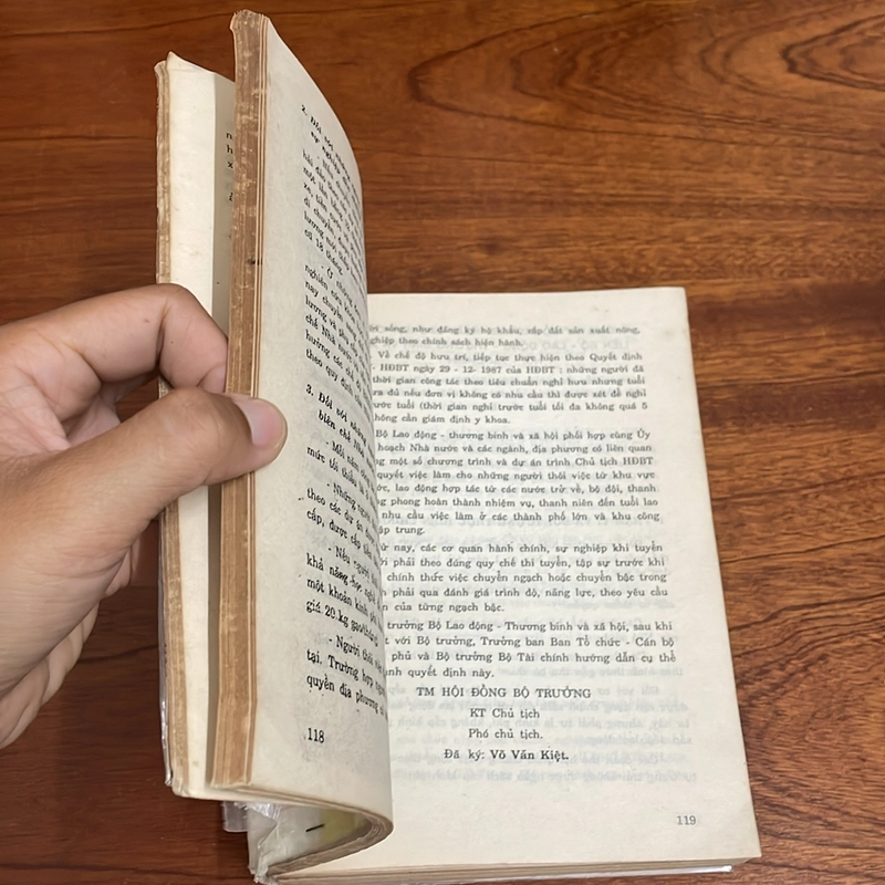 II Tìm Hiểu Pháp Luật: Pháp Luật Về Lao Động • Tiền Lương Và Bảo Hiểm Xã Hội - 1992 507866