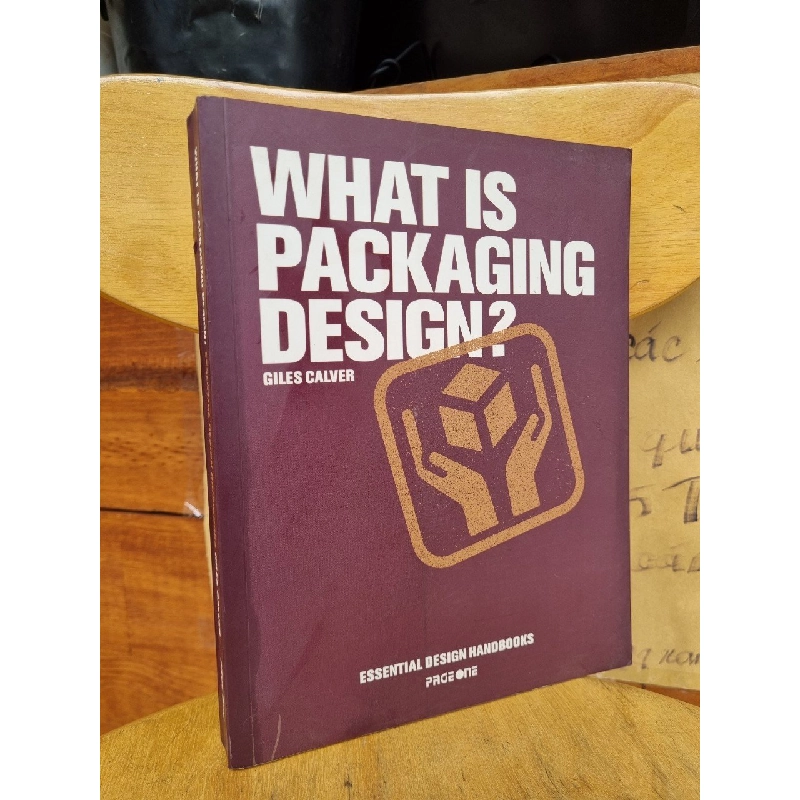 WHAT IS PACKAGING DESIGN : ESSENTIAL DESIGN HANDBOOKS  - GILES CALVER 120558