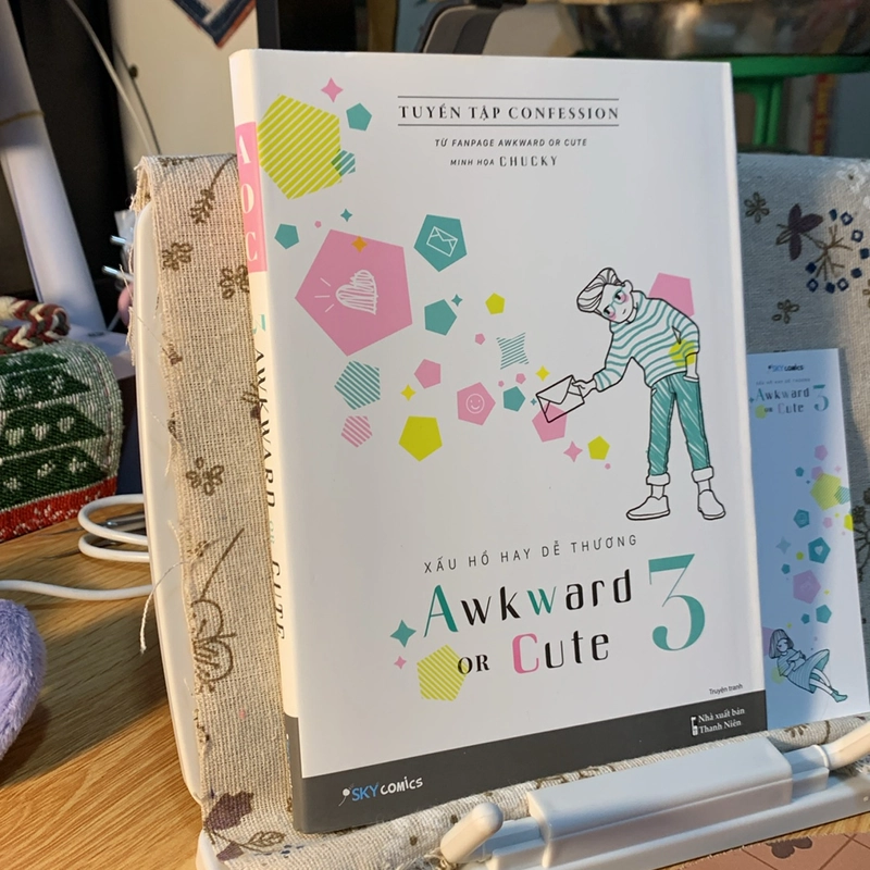 Sách - Awkward or Cute 3 tặng kèm bookmark, Xấu Hổ Hay Dễ Thương 3, Mới 95% 275333