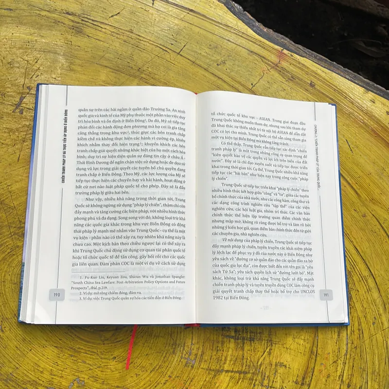CHIẾN TRANH PHÁP LÝ VÀ THỰC TIỄN ÁP DỤNG Ở BIỂN ĐÔNG- GS.TS. NGUYỄN HỒNG NHO CHỦ BIÊN 718914