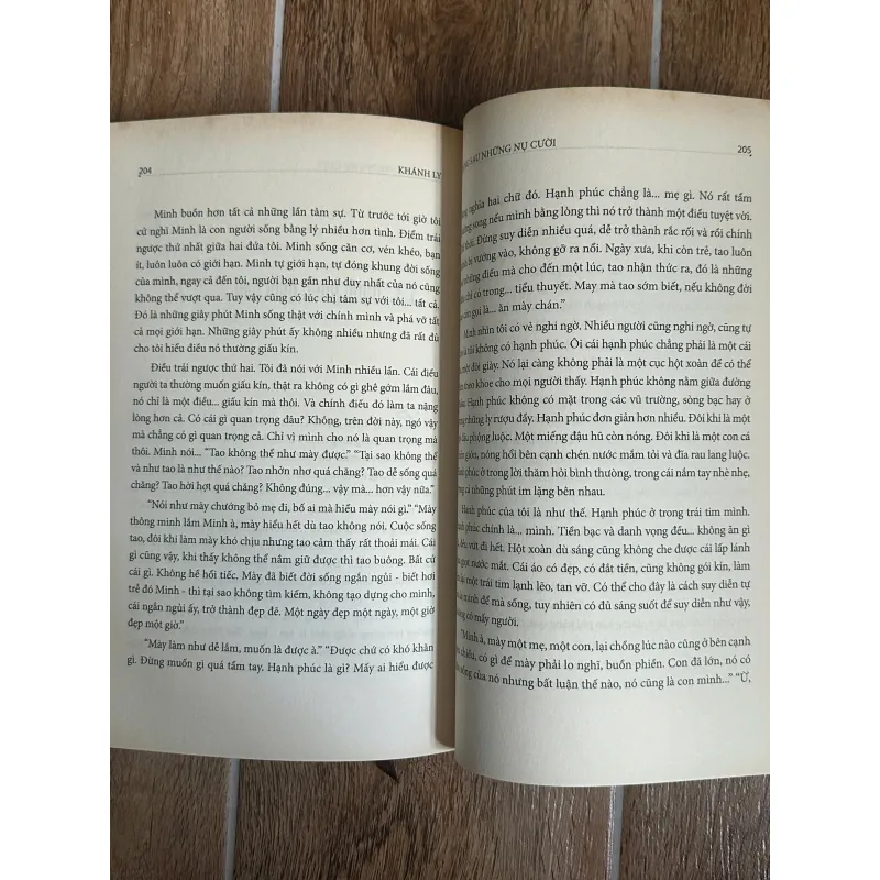 Đằng Sau Những Nụ Cười - Khánh Ly (Bìa Cứng) 733561