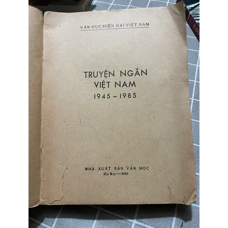 Truyện ngắn Việt Nam 1945-1985, sách dày; Dương Thu Hương, Kim Lân  558526