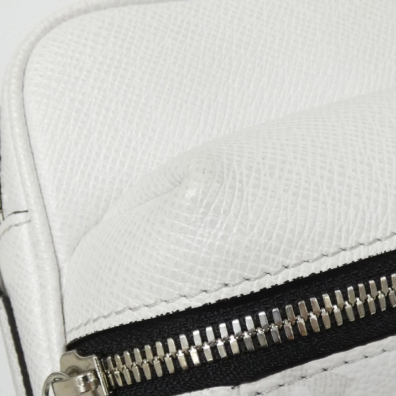 Túi đeo chéo ngoài trời Louis Vuitton Taiga Lama M30873 610745