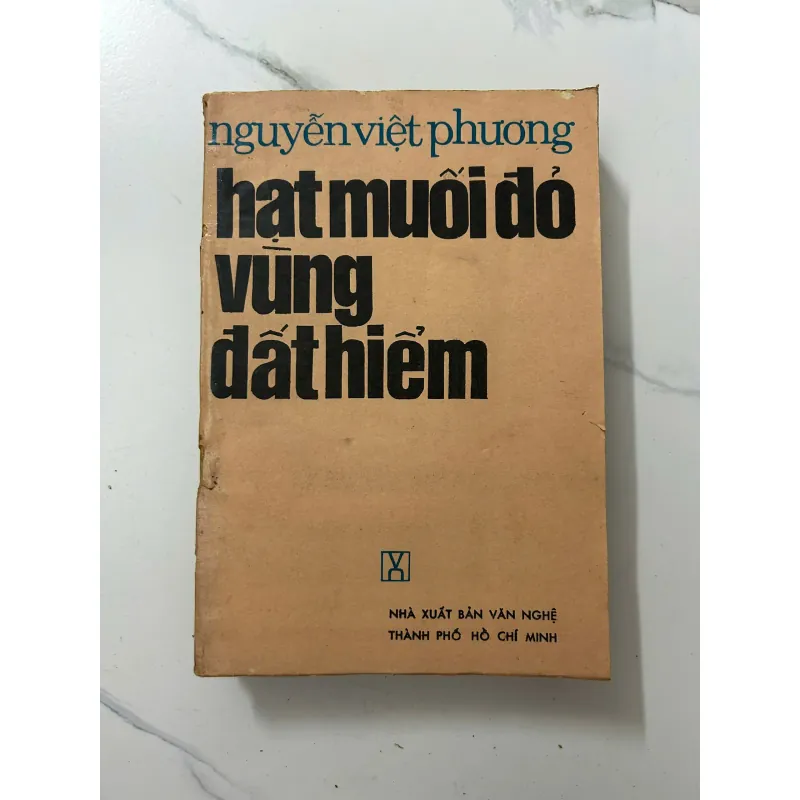 Hạt muối đỏ vùng đất hiểm - Nguyễn Việt Phương 1023722