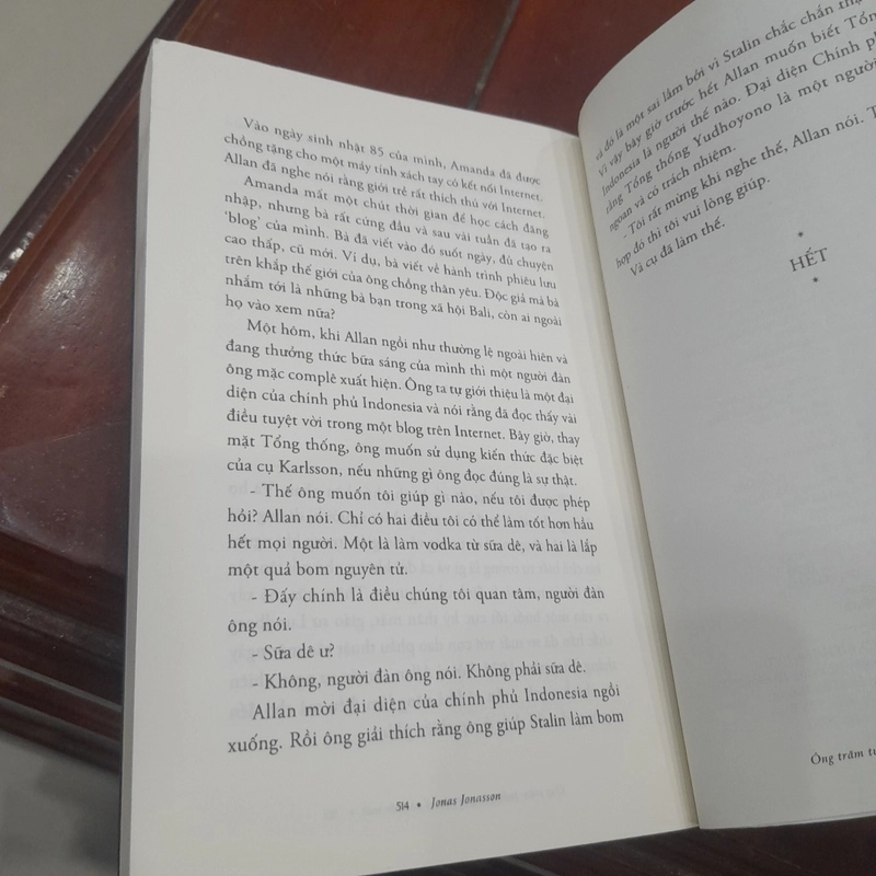 Jonas Jonasson - ÔNG TRĂM TUỔI trèo qua CỬA SỔ và BIẾN MẤT 452239