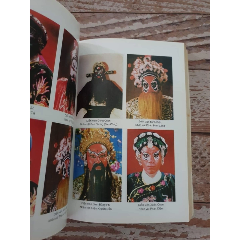 Hát bội - Lê Văn Chiêu
Phụ bản jn màu; sách xuất bản 2007

 455445