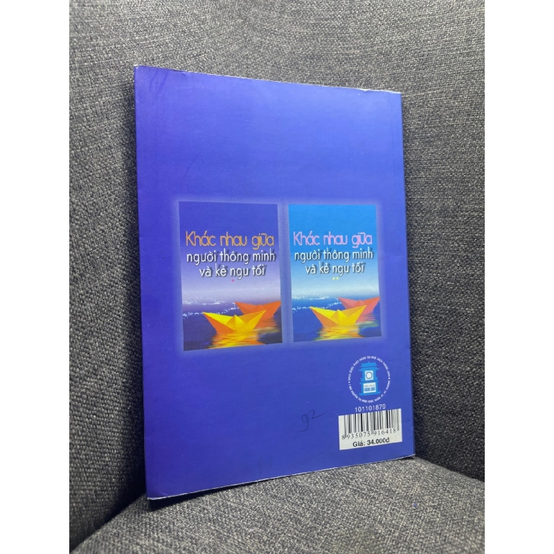 Khác nhau giữa người thông minh và kẻ ngu tối 2009 mới 70% mốc ố nhẹ HPB1704 913959