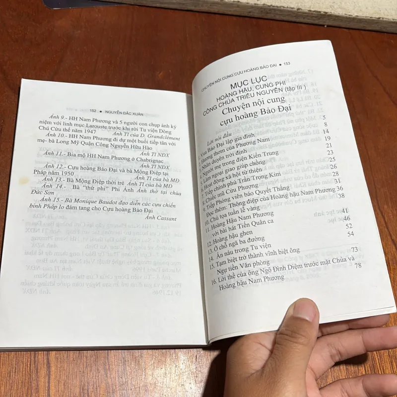 II Sách Lịch Sử: Chuyện Nội Cung Cựu Hoàng Bảo Đại - Nguyễn Đắc Xuân - 2005 995101
