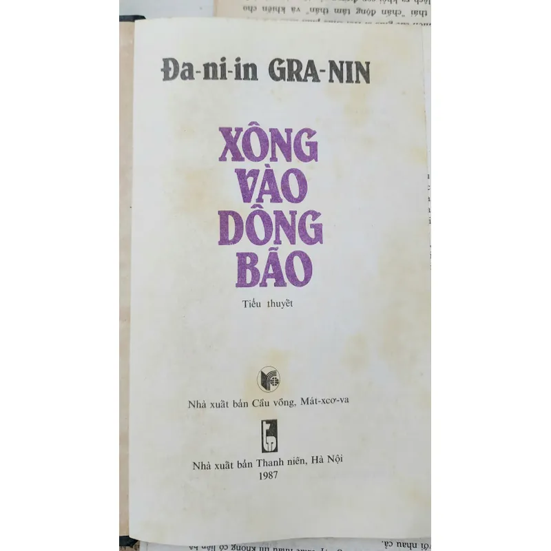 Tiểu thuyết XÔNG VÀO GIÔNG BÃO - Daniil Granin 703935