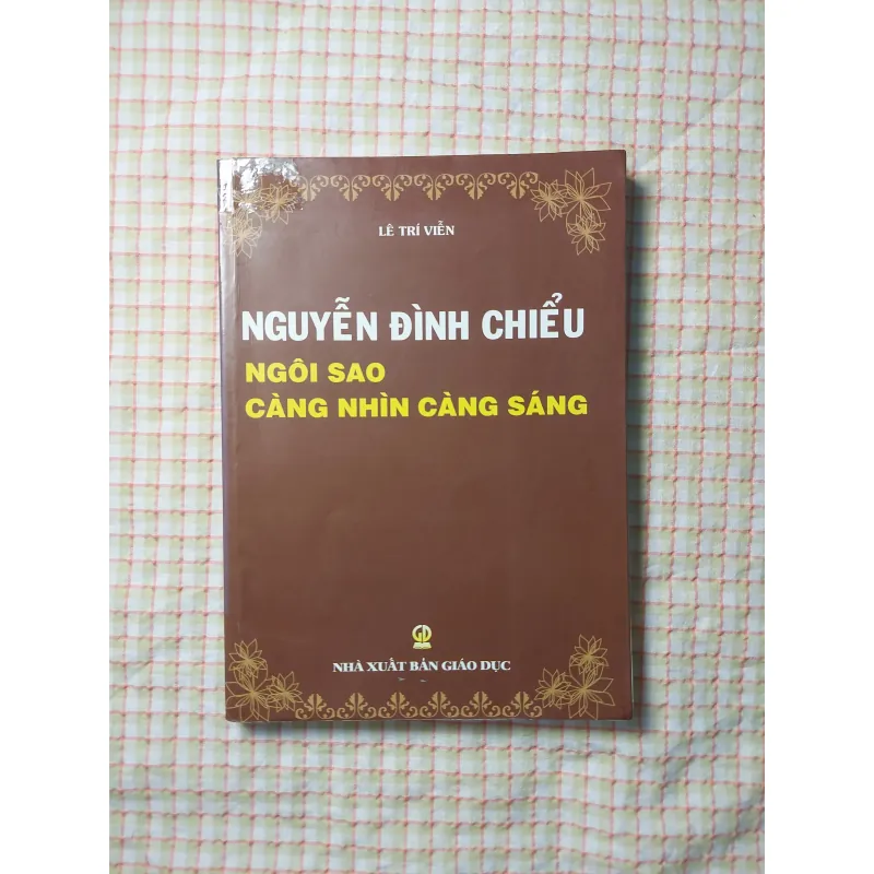 NGUYỄN ĐÌNH CHIỂU - NGÔI SAO CÀNG NHÌN CÀNG SÁNG - GS. LÊ TRÍ VIỄN 724197