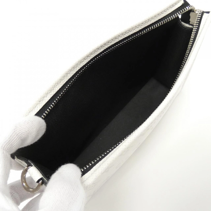 Túi đeo vai Louis Vuitton Taiga Rama Gaston Wearable Wallet M30935 613686