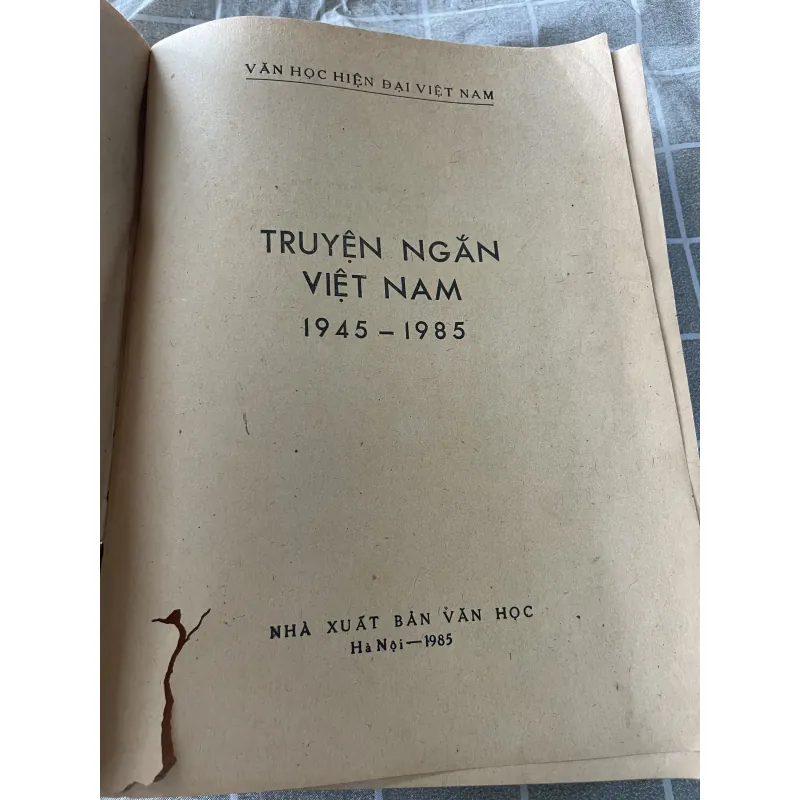 Truyện ngắn Việt Nam 1945-1985, sách khổ lớn , mọt ăn ít trang không ảnh hưởng chữ  795552