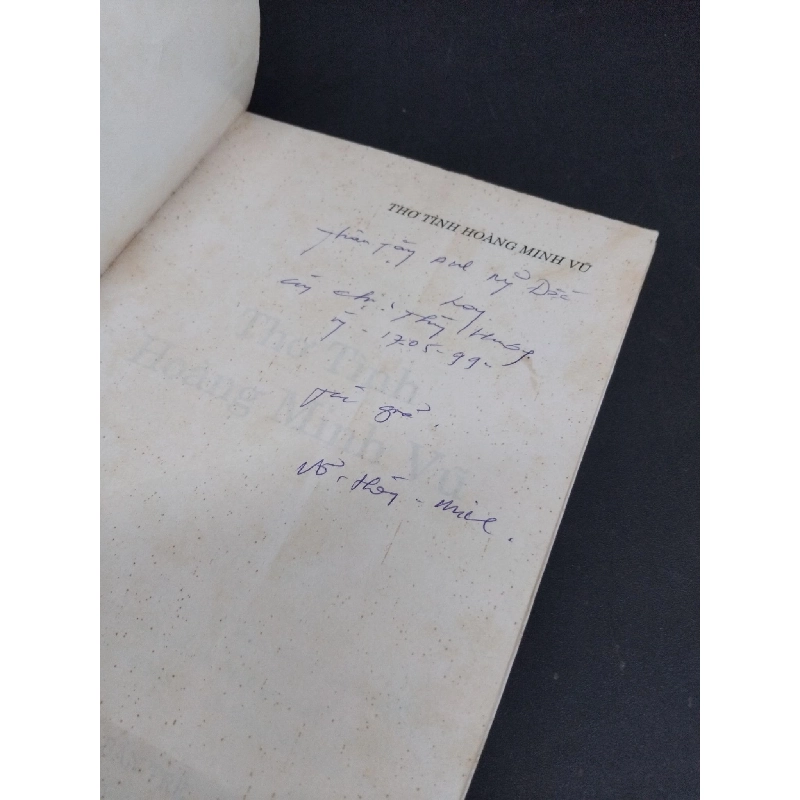 Thơ tình Hoàng Minh Vũ mới 80% bẩn bìa, ố, tróc gáy nhẹ, có chữ ký tác giả 1999 HCM1001 Hoàng Minh Vũ VĂN HỌC 918317