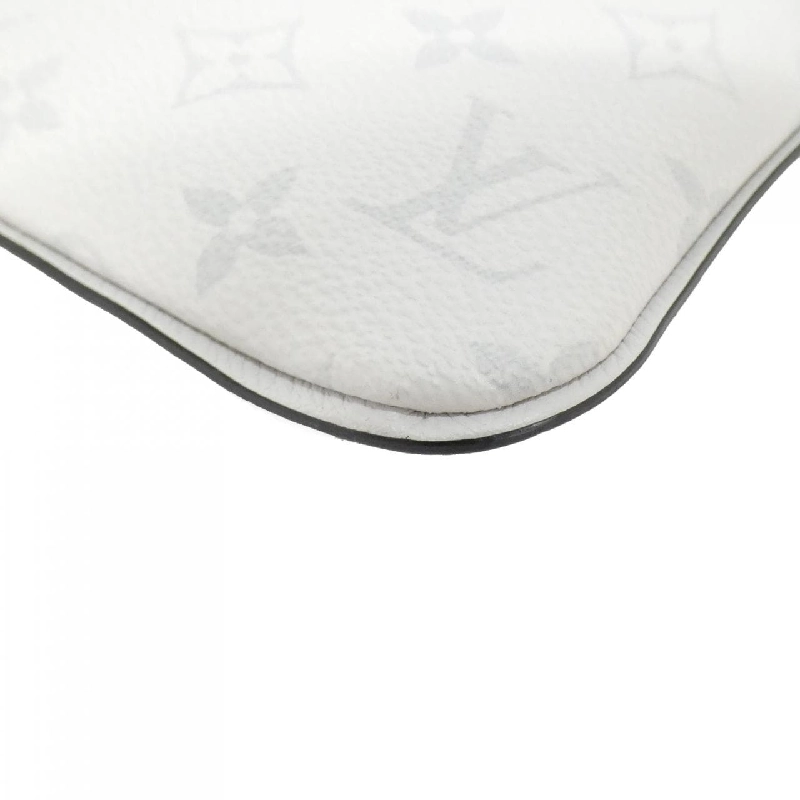 Túi đeo chéo Louis Vuitton Taiga Lama Flap Messenger M30411 611570