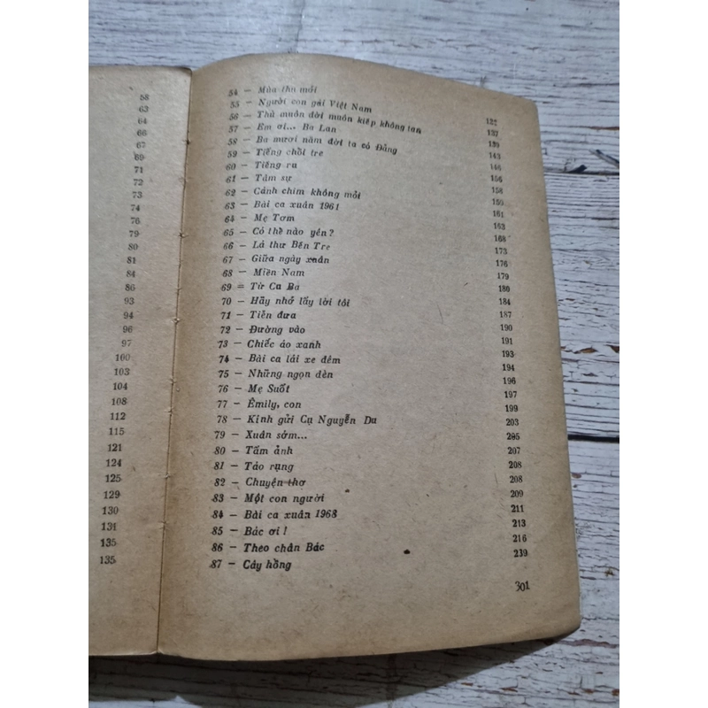 Trăm bài thơ|  thơ Tố Hữu | 300 trang | xb 1987  322394