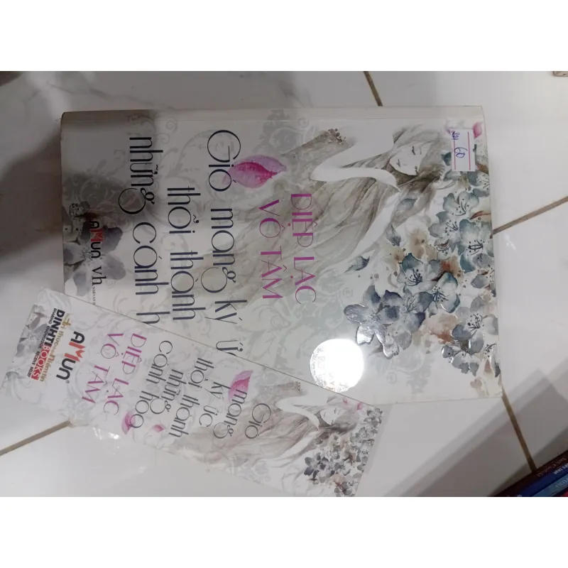 Sách Gió mang kí ức thổi thành những cánh hoa 1024841