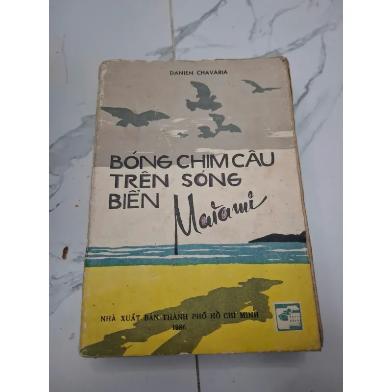 Bóng chim câu trên sóng biển Miami – Danien Chavaria 604000
