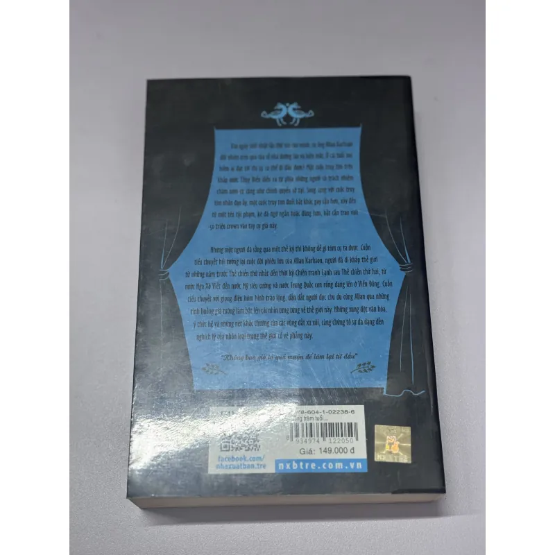 Ông trăm tuổi trèo qua cửa sổ và biến mất 1004899